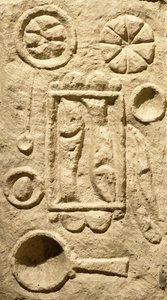 Relieve que representa una mesa puesta, de Timgad, Argelia de Roman